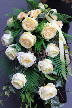 Rosalinda Roses, bukiet nagrobny do położenia, kremowy, dł.105cm 