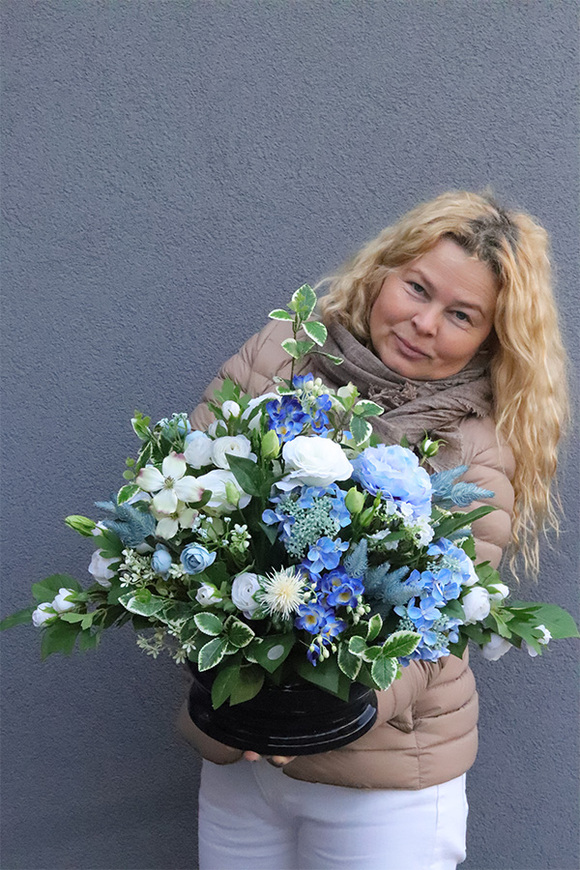 Nemira Blue, kompozycja nagrobna w misie