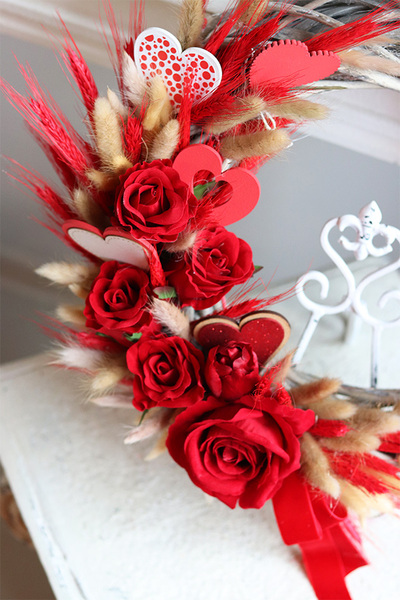 Serduszkowy, asymetryczny wianek z suszem