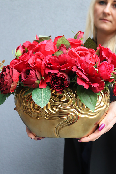 Czerwona Milena, kwiatowa kompozycja w złotym naczyniu, wym.29x42cm 