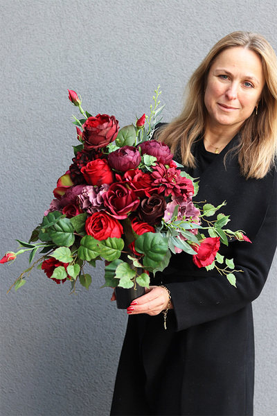 Czerwony, bukiet nagrobny we wkładzie, wys.47cm