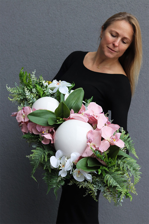 Dekoria Pudrova, kompozycja kwiatowa w podłużnym naczyniu - łódce, dł.85cm