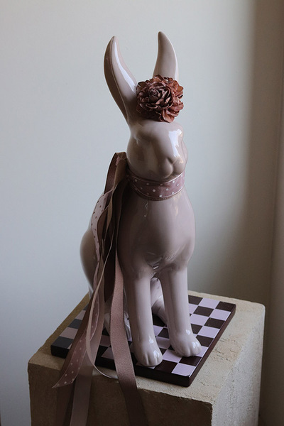 Bunny Glamm, figurka wielkanocna zajączek z kwiatem