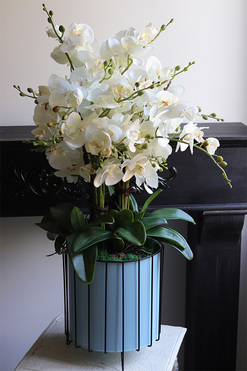 OD RĘKI Padwa Blue, sztuczny storczyk w niebieskiej donicy na stojaku, wys.85cm 