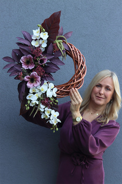 OD RĘKI Bordo&Orchidea, asymetryczny wianek na drzwi, rozp.63cm