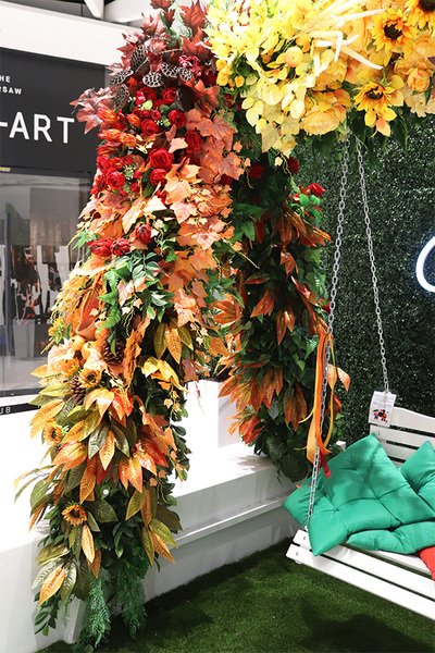 Jesień w Warszawie, dekoracja kwiatowa na konstrukcji