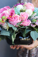 Kerrata Orchid, pastelowa dekoracja nagrobna w misie