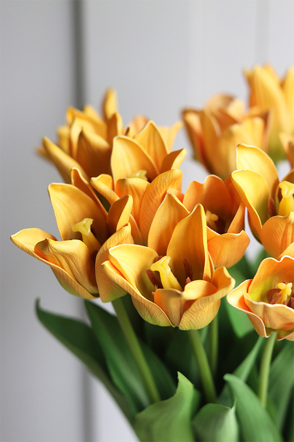 Marts Tulips, bukiet kwiatów w wazonie