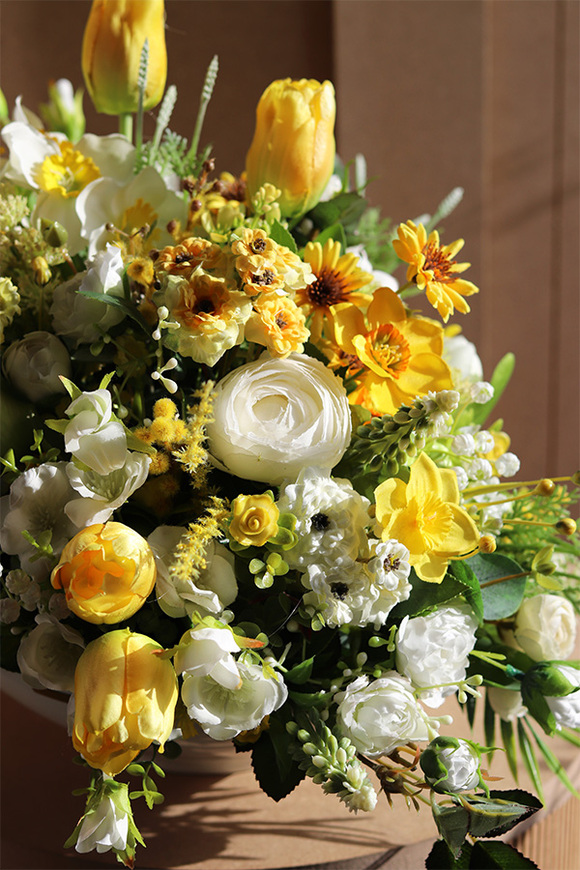 Amira Asimetrio, wiosenna dekoracja kwiatowa