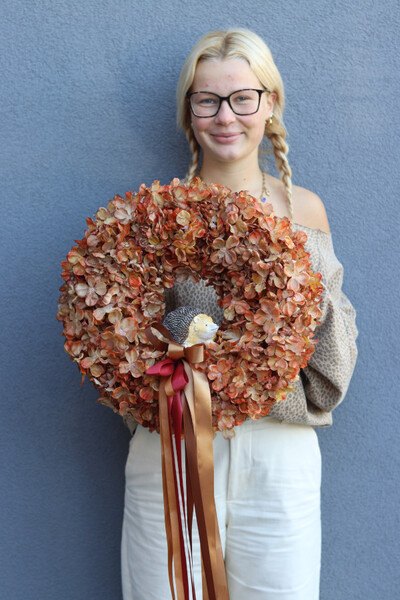 Jeżyk w Hortensjach, jesienny wianek z jeżem