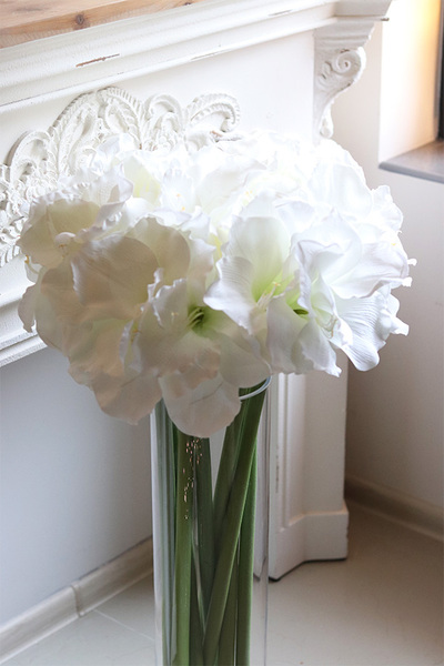 Amarylisy White, bukiet amarylisów w szklanym wazonie