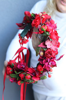 Jasmina Red, czerwony wianek na głowę ze sztucznych kwiatów	