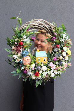 Domostwo Wiosną, dekoracyjny wianek z domkiem, rozp.50cm 