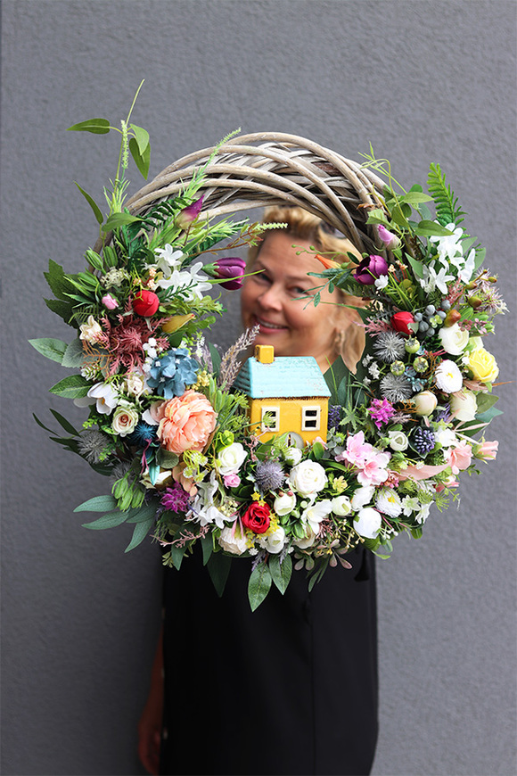 Domostwo Wiosną, dekoracyjny wianek z domkiem