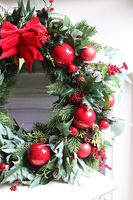 Apart Christmas Exclusive 2, świąteczny wianek z ostrokrzewem