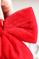 Aksamit Red New, welurowa kokarda - pluszowa zawieszka