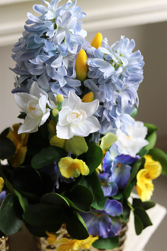 Wiosna w Pełni Gold, kompozycja kwiatowa w naczyniu