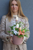 Uretta, wiosenna dekoracja kwiatowa z tulipanami