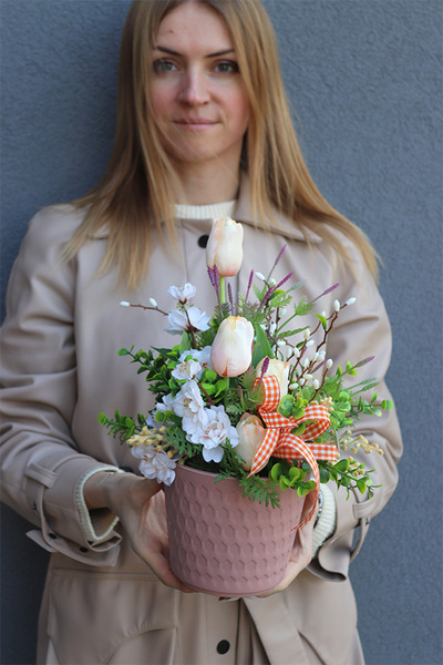 Uretta, wiosenna dekoracja kwiatowa z tulipanami