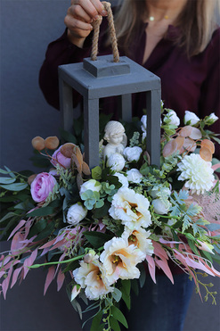 Angelo Garden Wood Pink, kompozycja nagrobna z aniołem w lampionie, wys.40cm