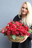 Czerwona Milena, kwiatowa kompozycja w złotym naczyniu, wym.29x42cm 