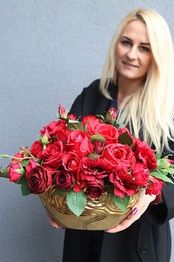 Czerwona Milena, kwiatowa kompozycja w złotym naczyniu, wym.29x42cm 