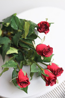 Róża Juliet, gałązka sztucznej róży, czerwona