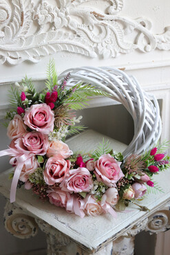 Sally Roses, asymetryczny wianek na drzwi, rozp.35cm