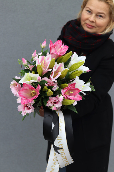 bukiet nagrobny, Lilie na Ostatnie Pożegnanie, dł.60cm