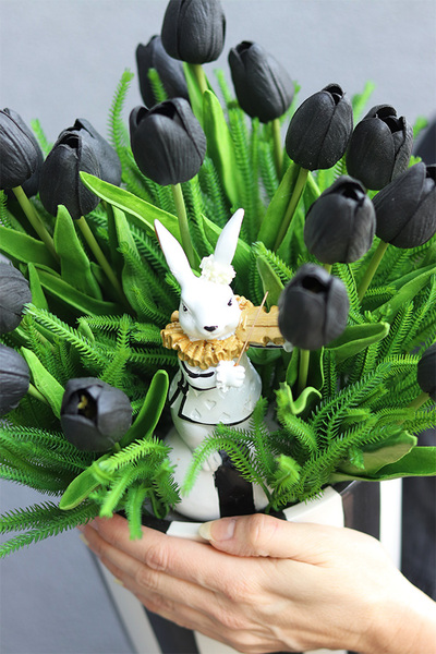 Wednesday Czerń, kompozycja z piankowymi tulipanami w naczyniu