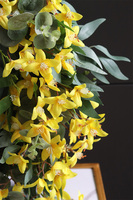 Forsycje, wiosenny wianek kwiatowy