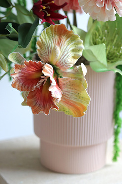 OD RĘKI Norblina, kompozycja kwiatowa z gloriozą, wym.74x57cm