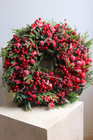 Czerwony Gaj, zimowy wianek na drzwi z owocami