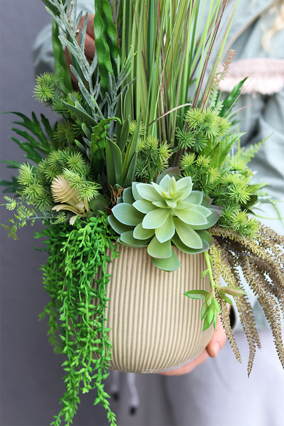 Greenis, kompozycja z trawami w złotej donicy