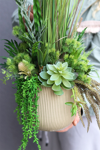 Greenis, kompozycja z trawami w złotej donicy