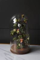 Meria, kompozycja kwiatowa pod kloszem