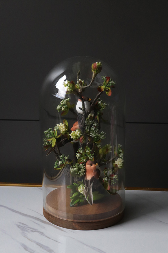 Meria, kompozycja kwiatowa pod kloszem