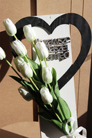 Serce z Tulipanem, kompozycja nagrobna z tulipanami