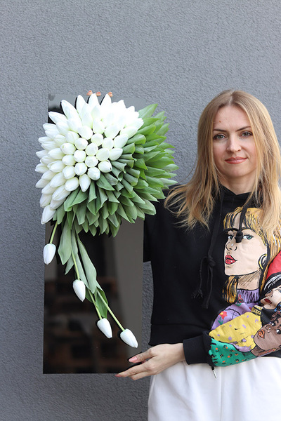 Tulippo New Design, dekoracja nagrobna na czarnej podstawie