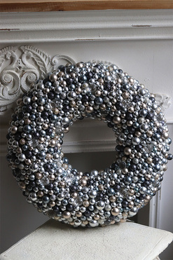 OD RĘKI Shining Deluxe Silver, świąteczny wianek z bombek, śr.46cm 