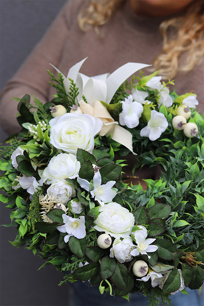 White Flowers, biały wieniec nagrobny	