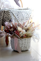 Boho Romance 2, kompozycja kwiatowa w koszu