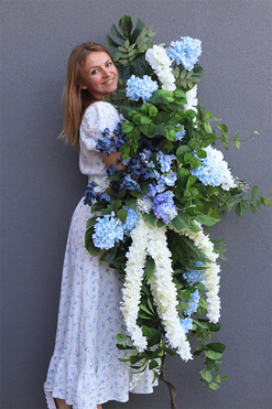 Belledia Premiosa, girlanda z białymi i niebieskimi kwiatami, dł.130cm