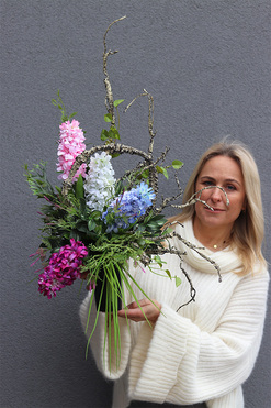 Hiacyntowo, wiosenny bukiet nagrobny we wkładzie, wys.60cm