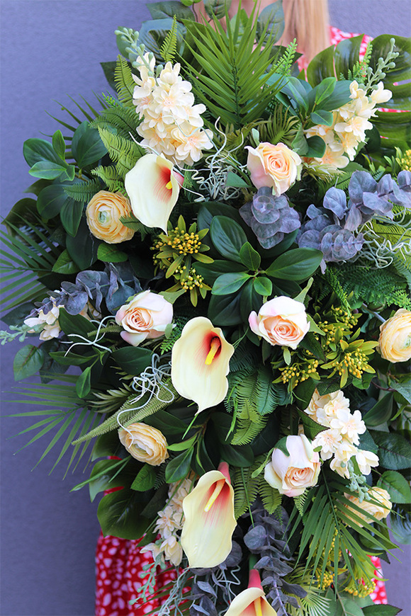 Eurydyka, żółta wiązanka nagrobna z kaliami