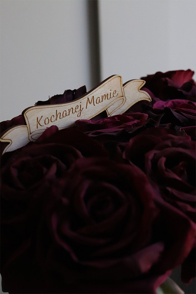 Bedria, flowerbox z bordowymi różami i życzeniami