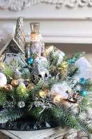 Crystal Winter, świąteczny stroik z dziadkiem na talerzu