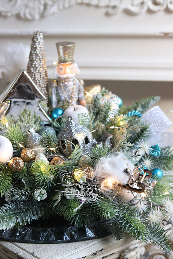 Crystal Winter, świąteczny stroik z dziadkiem na talerzu