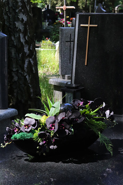 Dekoria Black Laos, kompozycja nagrobna w ceramicznej łódce, dł.76cm