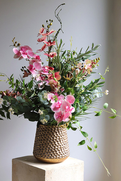 Lucille Goldenario, kompozycja ze storczykiem w wazonie